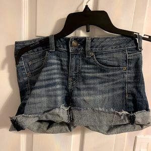 AEO Low-Waisted Booty Denim Shorts in size 00